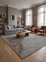 Gris et terracotta, ce tapis fait main en tencel et laine expose des motifs abstraits ondulants dans un salon