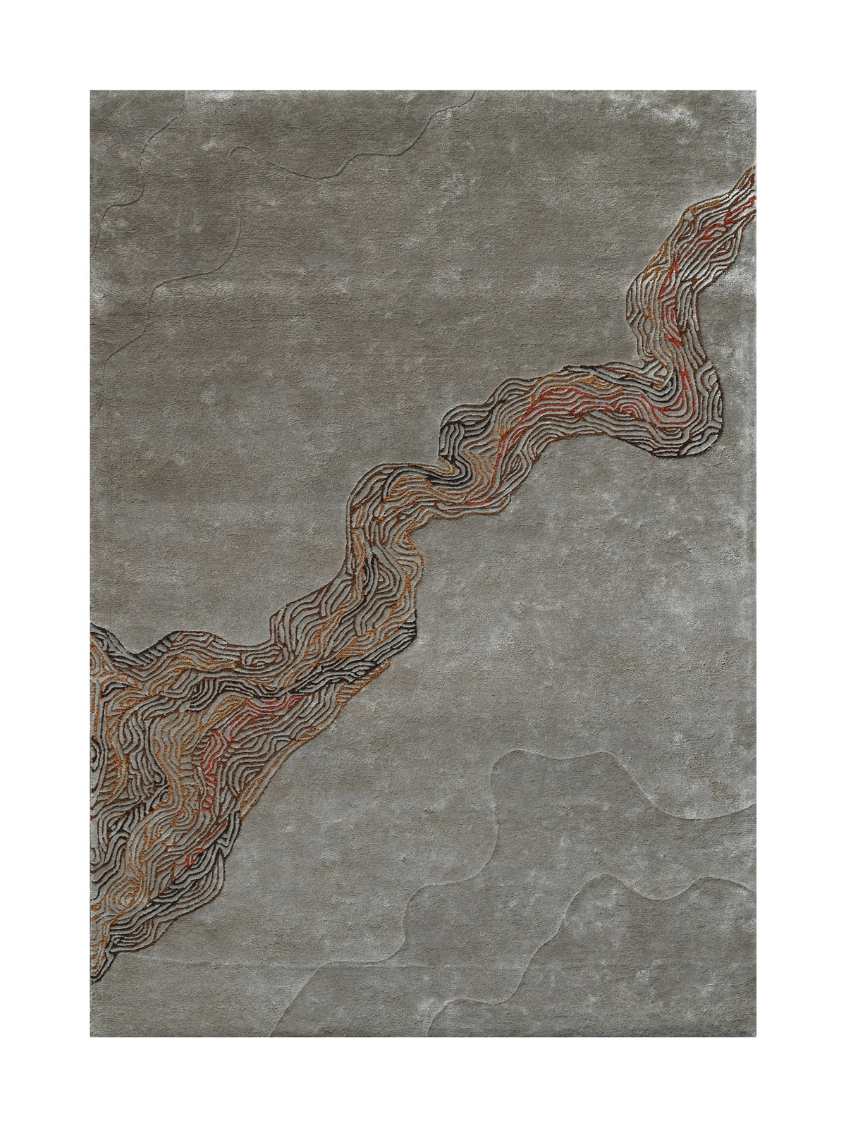 Une longue ligne sinueuse aux teintes terracotta et noires traverse ce tapis gris en tencel et laine