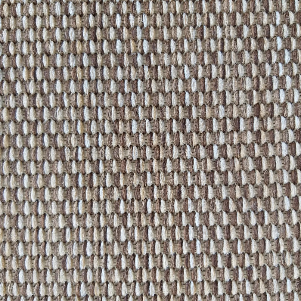 Tapis tissé marron, beige et blanc crème, présentant un motif régulier de petits segments verticaux alternés