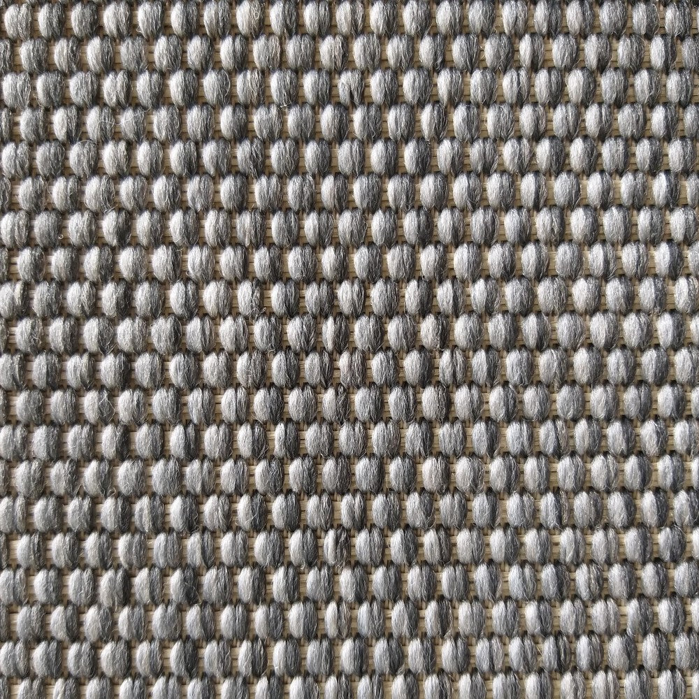 Tapis tissé à motif bouclé et régulier, en teintes de gris chiné sur un fond beige clair
