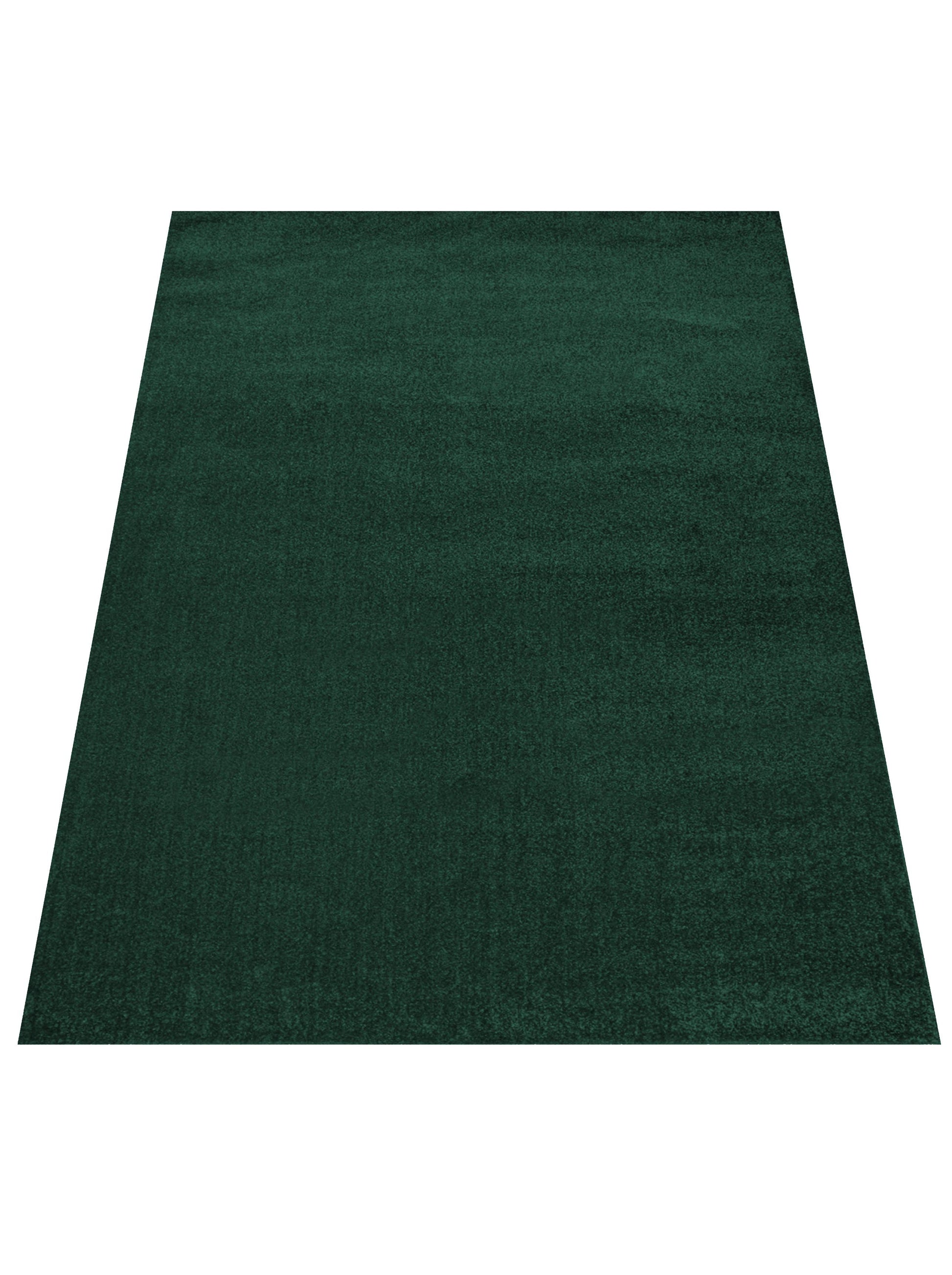 Tapis rectangulaire vert forêt uni, à la texture dense et moelleuse, sur un fond blanc