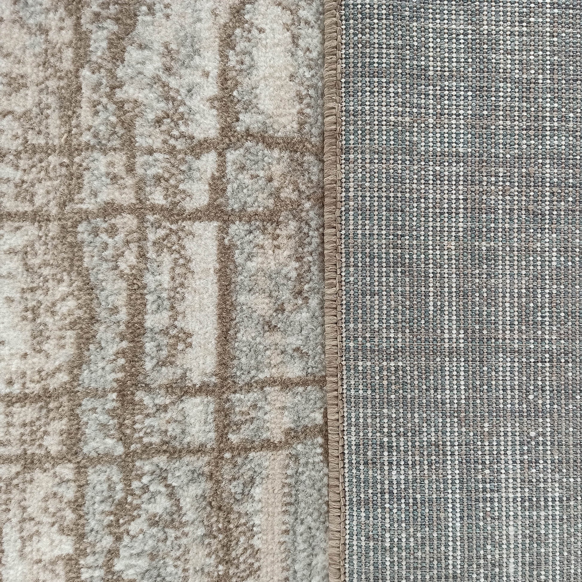 Tapis à poils longs beige et marron à motif abstrait, avec son dos tissé gris moucheté et sa bordure cousue