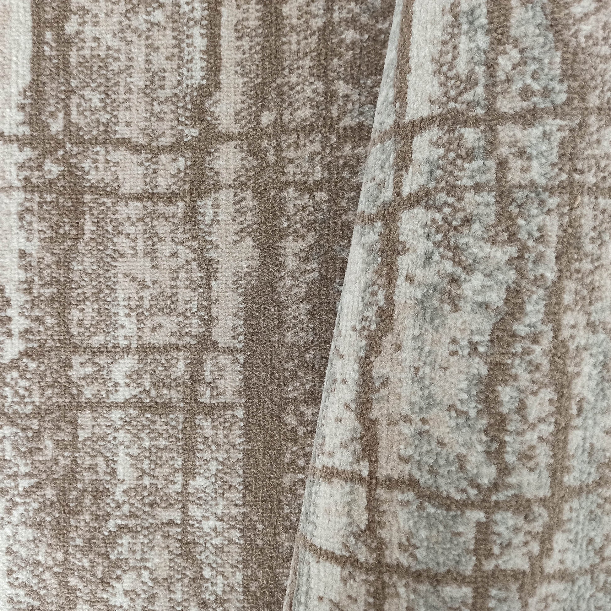 Tapis à poils longs beige et marron avec des motifs abstraits de blocs irréguliers, plié sur le côté droit