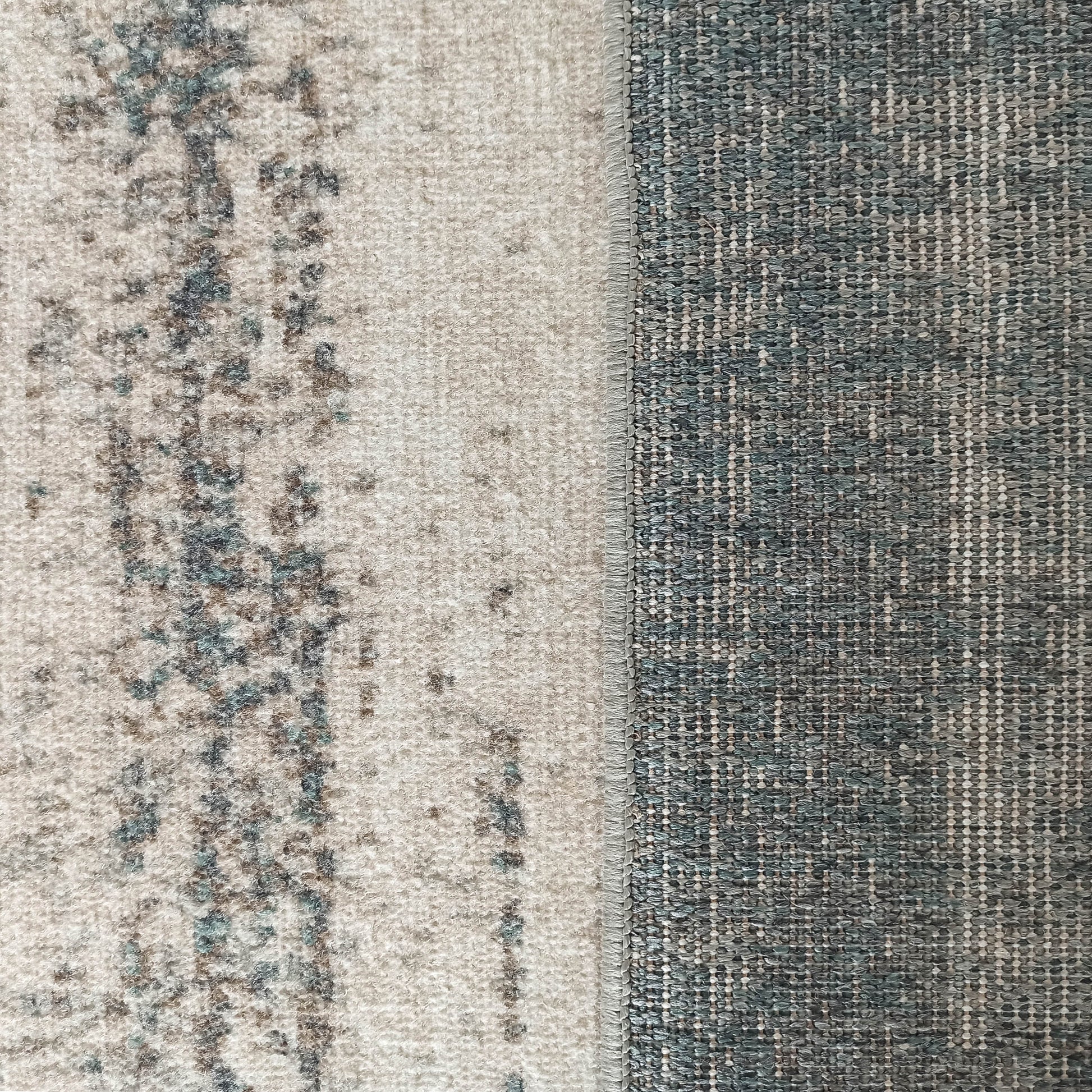 Tapis crème à motifs abstraits bleu-vert et marron, avec une section latérale à tissage serré gris-bleu