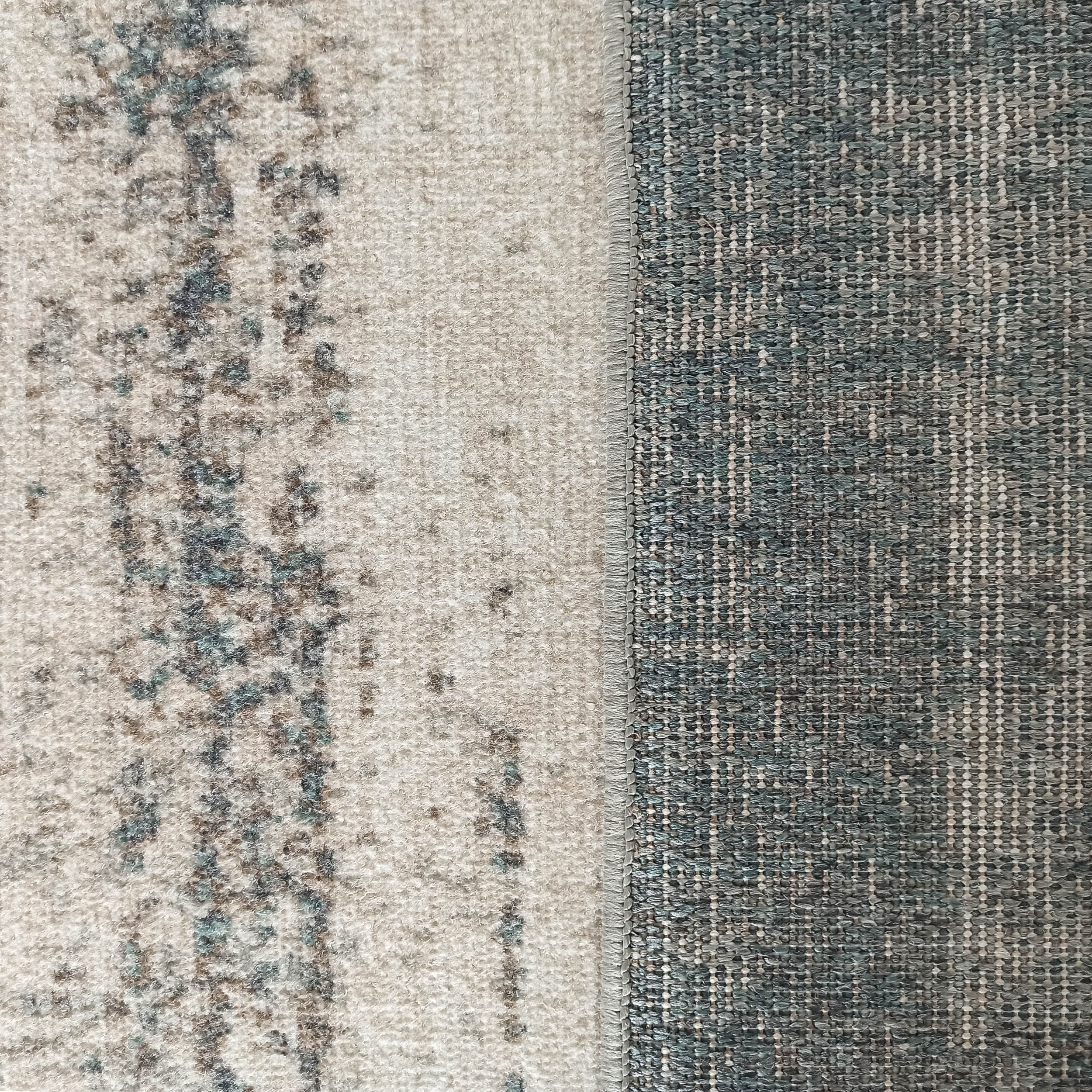 Tapis crème à motifs abstraits bleu-vert et marron, avec une section latérale à tissage serré gris-bleu