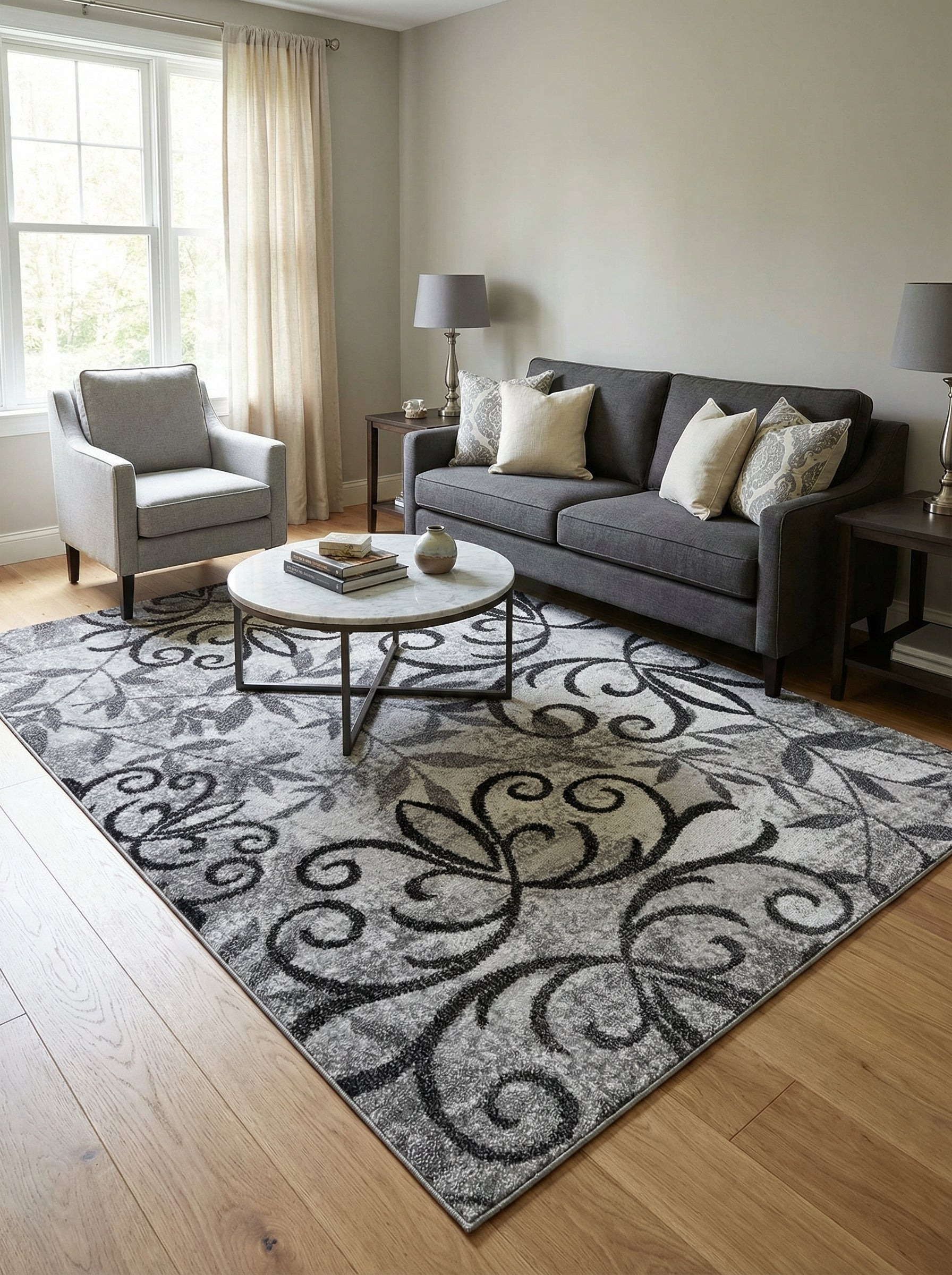 Tapis rectangulaire gris clair, gris foncé et noir à motifs de volutes florales sur fond chiné, dans un salon moderne