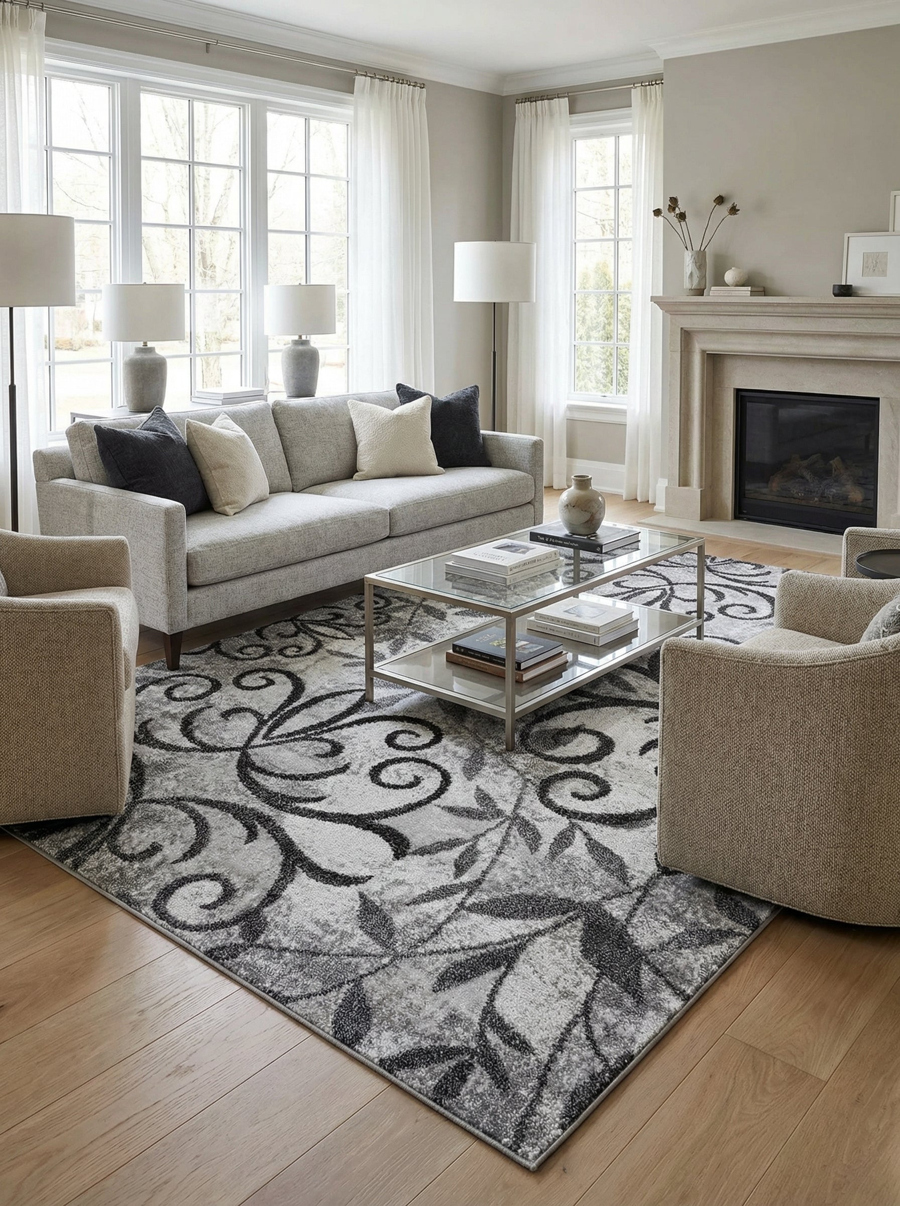 Tapis rectangulaire gris et noir aux motifs floraux et volutes, texture douce, dans un salon lumineux