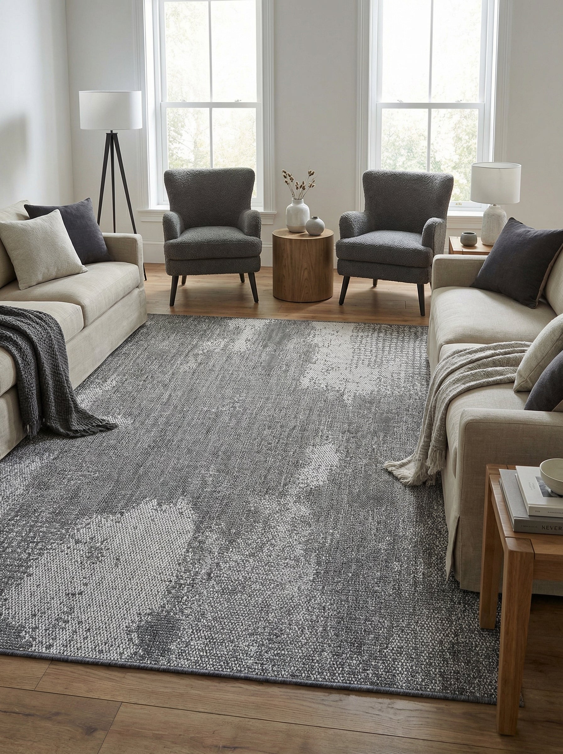 Tapis gris à motifs abstraits délavés, tissé, recouvrant un parquet dans un salon contemporain