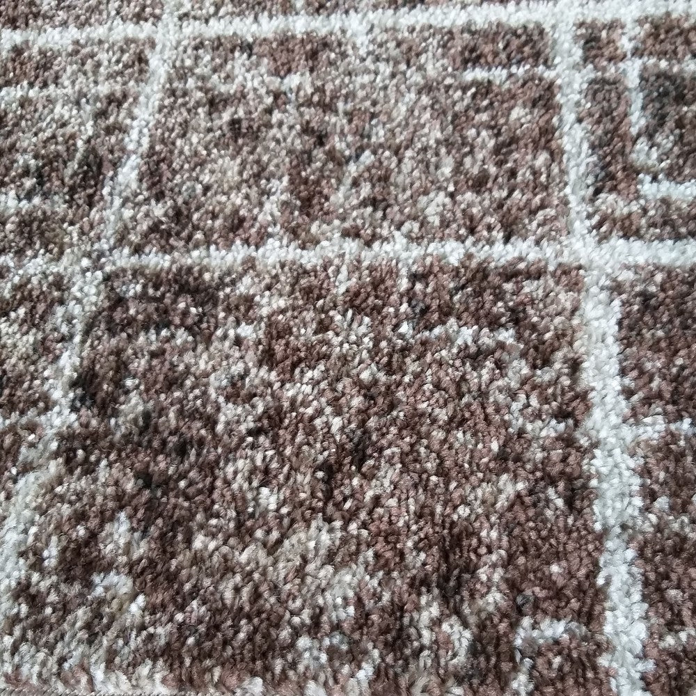 Tapis à texture shaggy marron et blanche, avec un motif quadrillé irrégulier et des poils longs