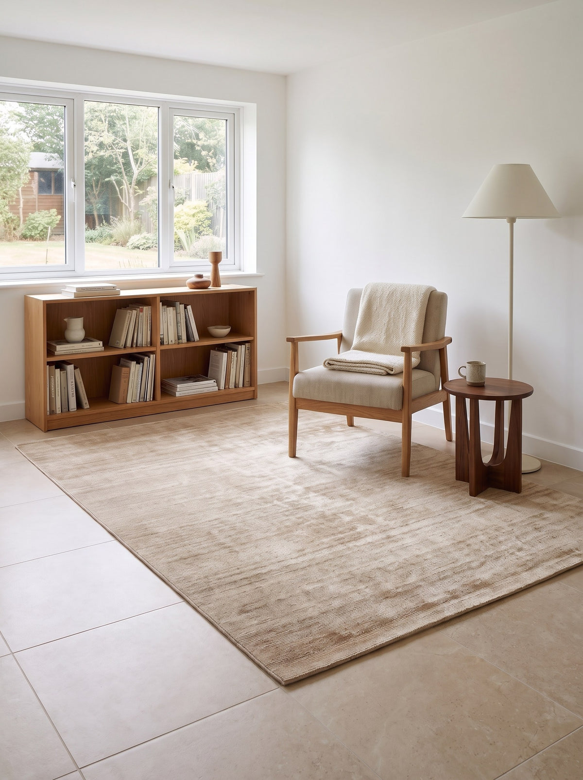 Viskoseteppich Sandbeige - Lustro in der Leseecke eines renovierten 70er-Jahre-Hauses mit großen beigen Bodenfliesen