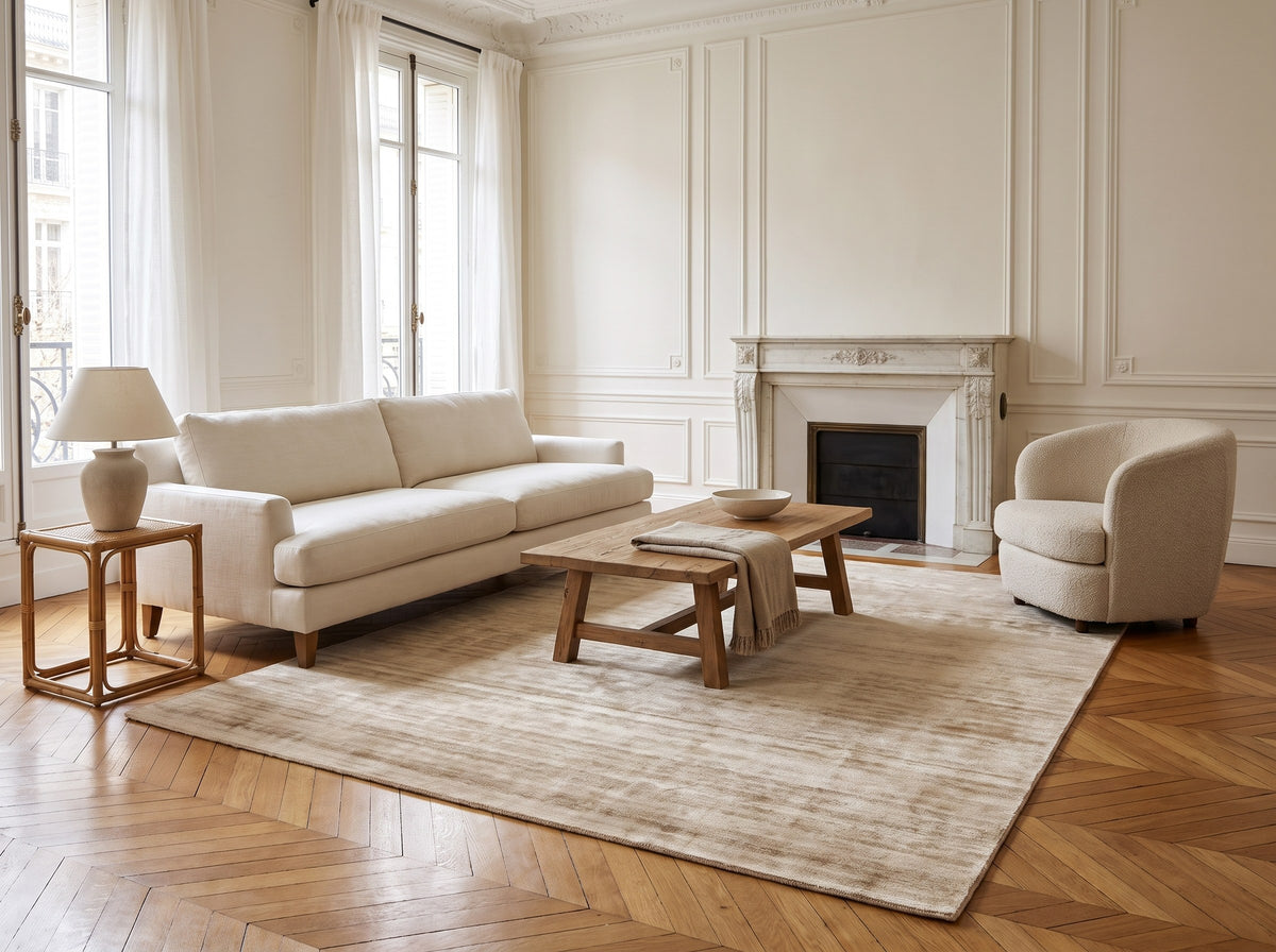 Inspiration déco : Tapis Viscose Beige Sable - Lustro dans un salon haussmannien au parquet en point de Hongrie