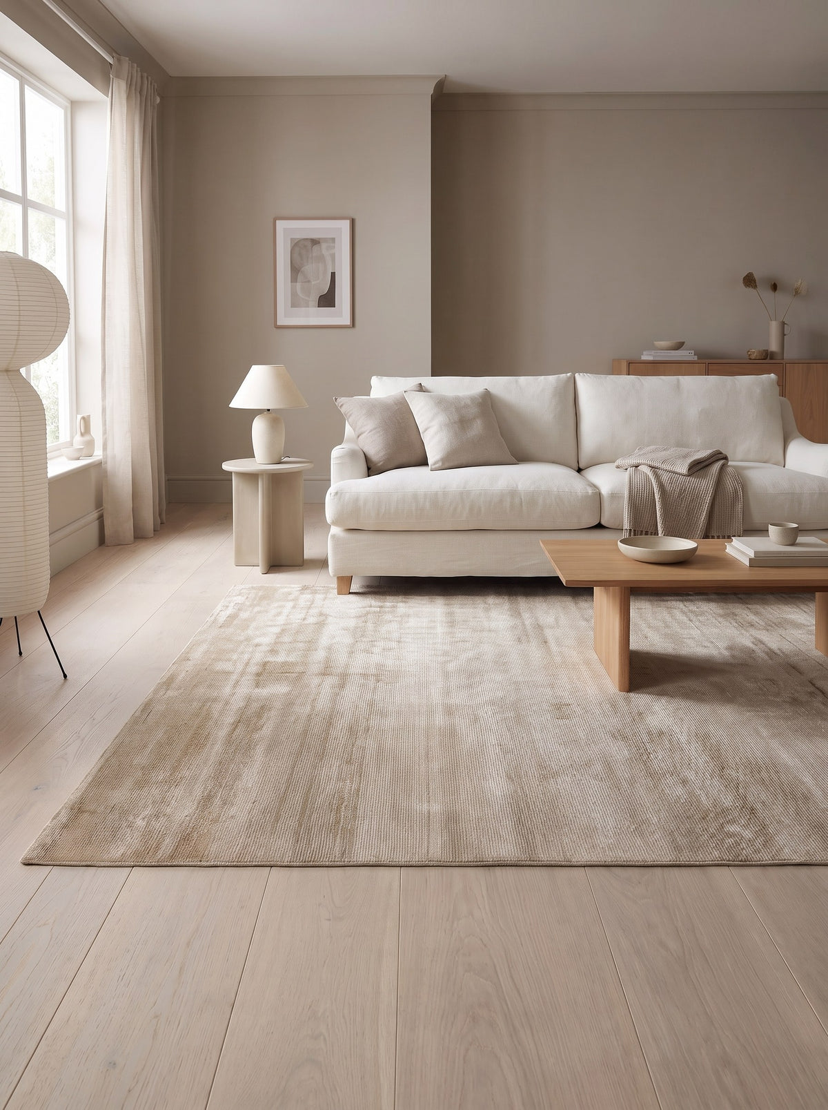 Viskoseteppich Sandbeige - Lustro im Wohnzimmer einer Wohnung im Japandi-Stil mit gekalkten Eichendielen