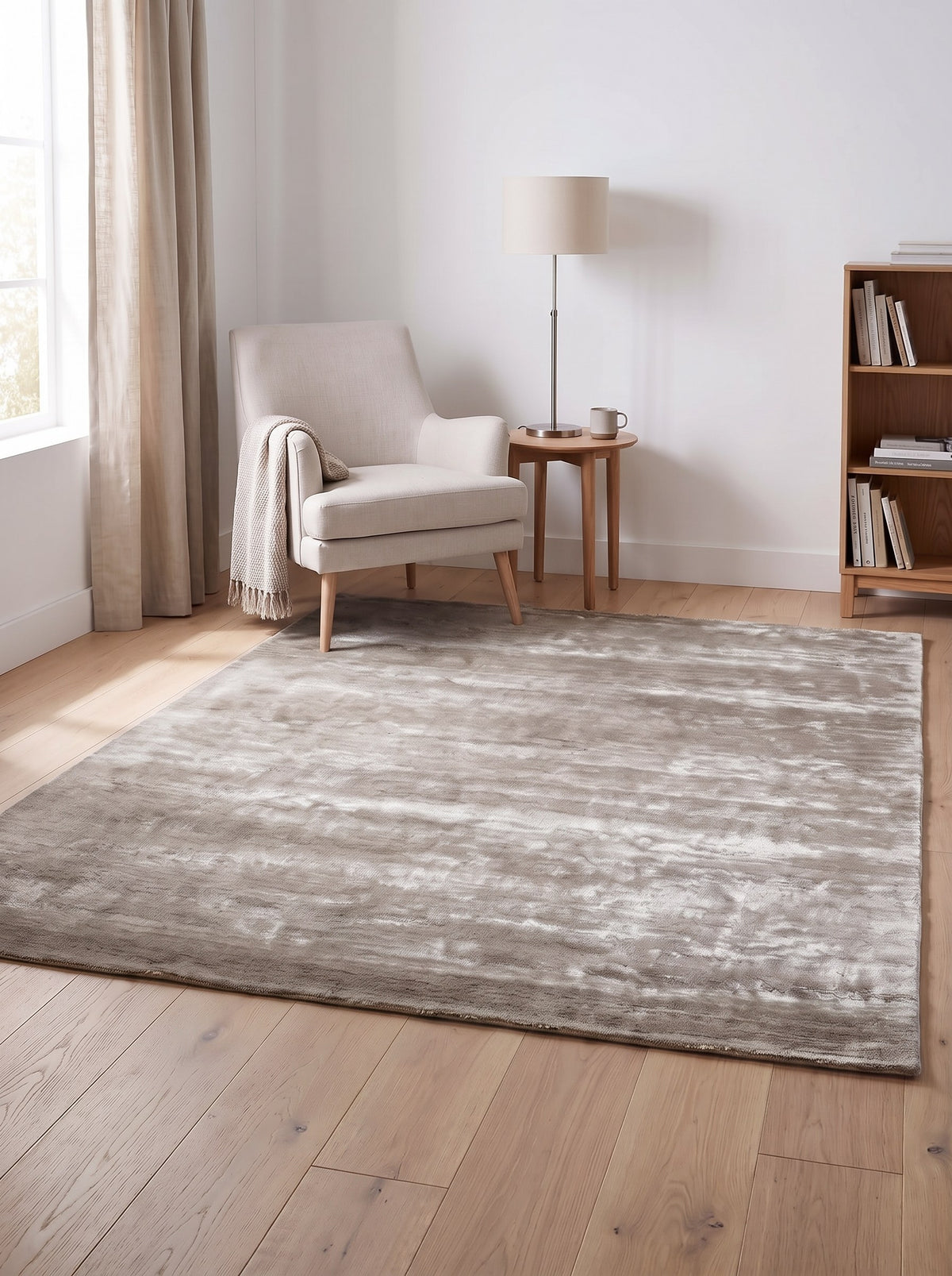 Tapis Viscose Gris Argent - Riflesso dans le coin lecture d'un appartement récent lumineux, sur un parquet de chêne clair