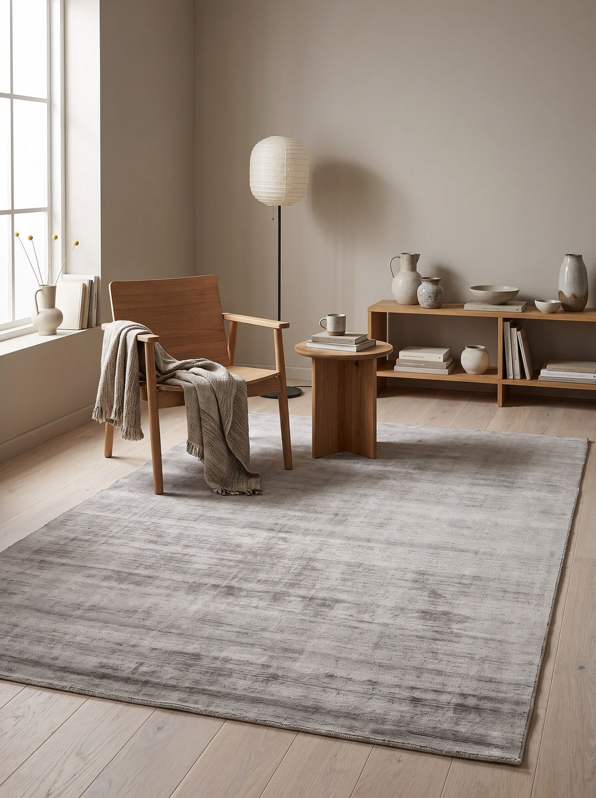 Tapis Viscose Gris Perle - Lustro dans le coin lecture d'un appartement japandi, sur un parquet de chêne blanchi