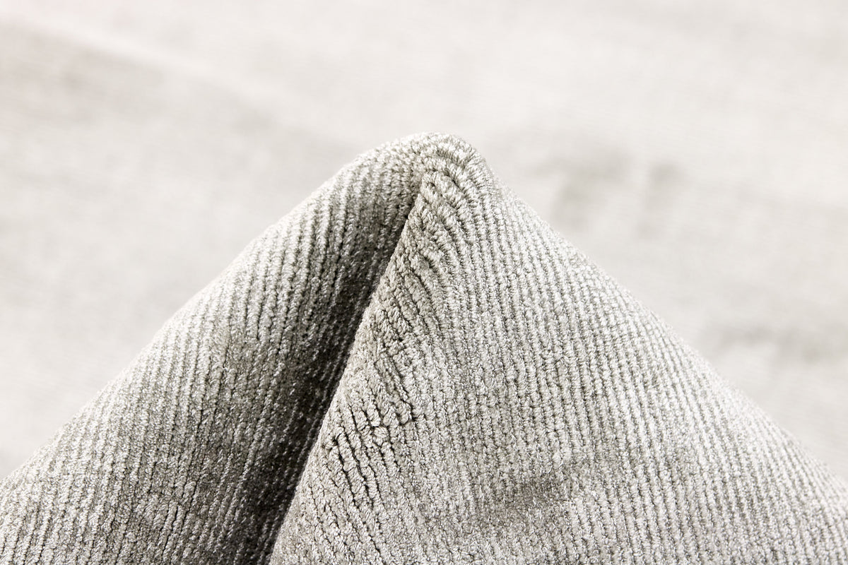 Tapis Viscose Gris Perle - Lustro, vue rapprochée de la texture