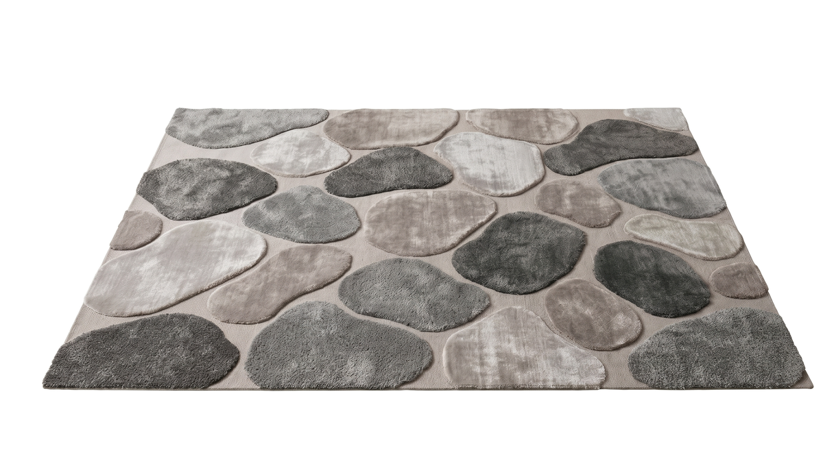 Relief marqué et reflets soyeux des galets gris et taupe en laine et viscose sur ce tapis
