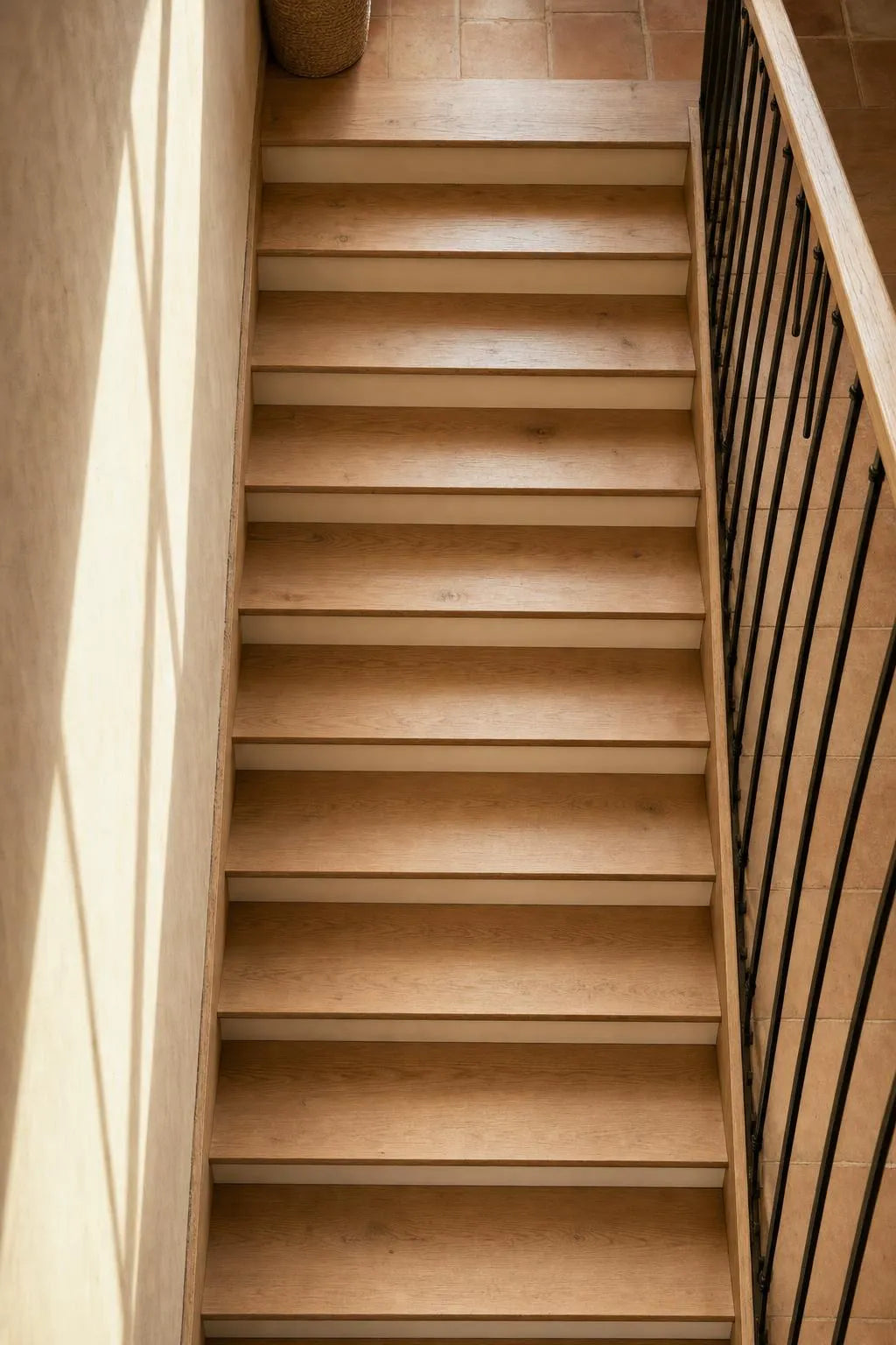 O scară din stejar văzută de sus, de pe palier, cu treptele goale